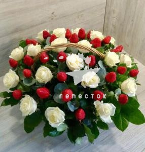 Корзина из белых роз и клубники