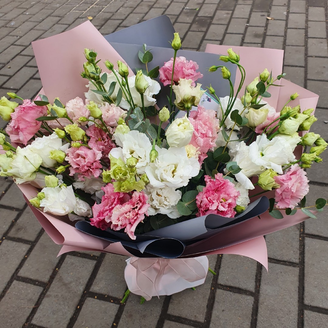 Белый букет невесты из эустомы, фрезии, розы и розового гиперикума