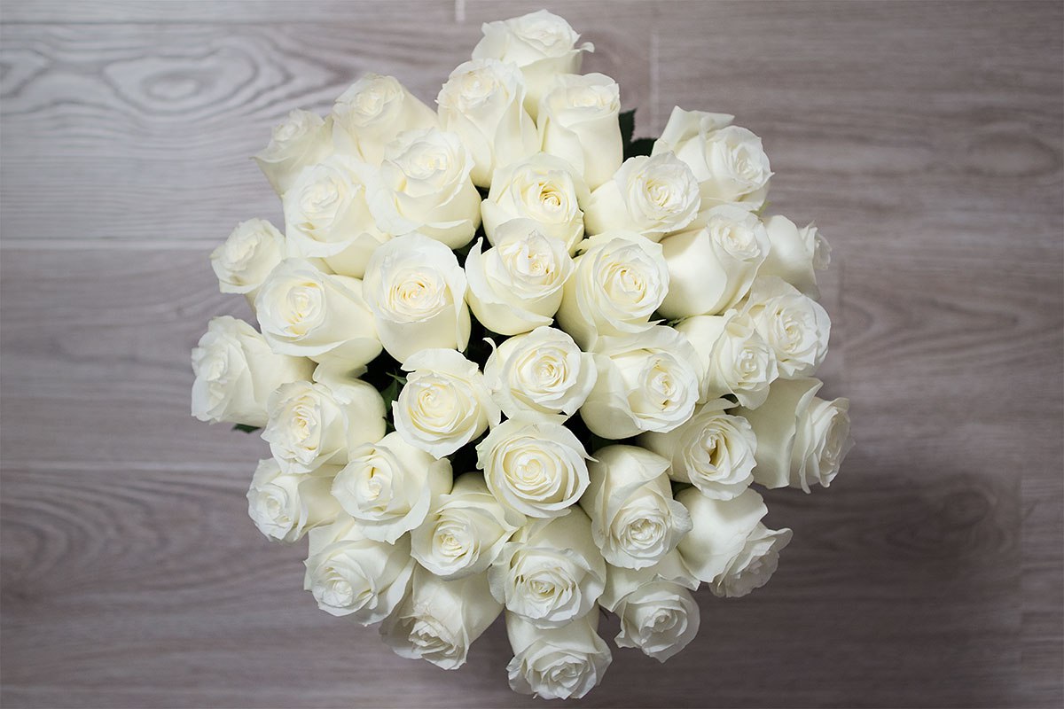 Букет из 33 белых роз фото