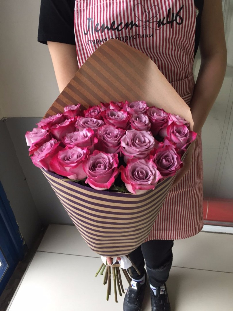 Купить розы в курске. Букет из 11 роз. Розовые розы в упаковке. Букет из роз 15 штук. Букет из 11 розовых роз.