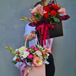 «Композиция с кустовыми розами и эвкалиптом» - магазин цветов «Лепесток» в Курске