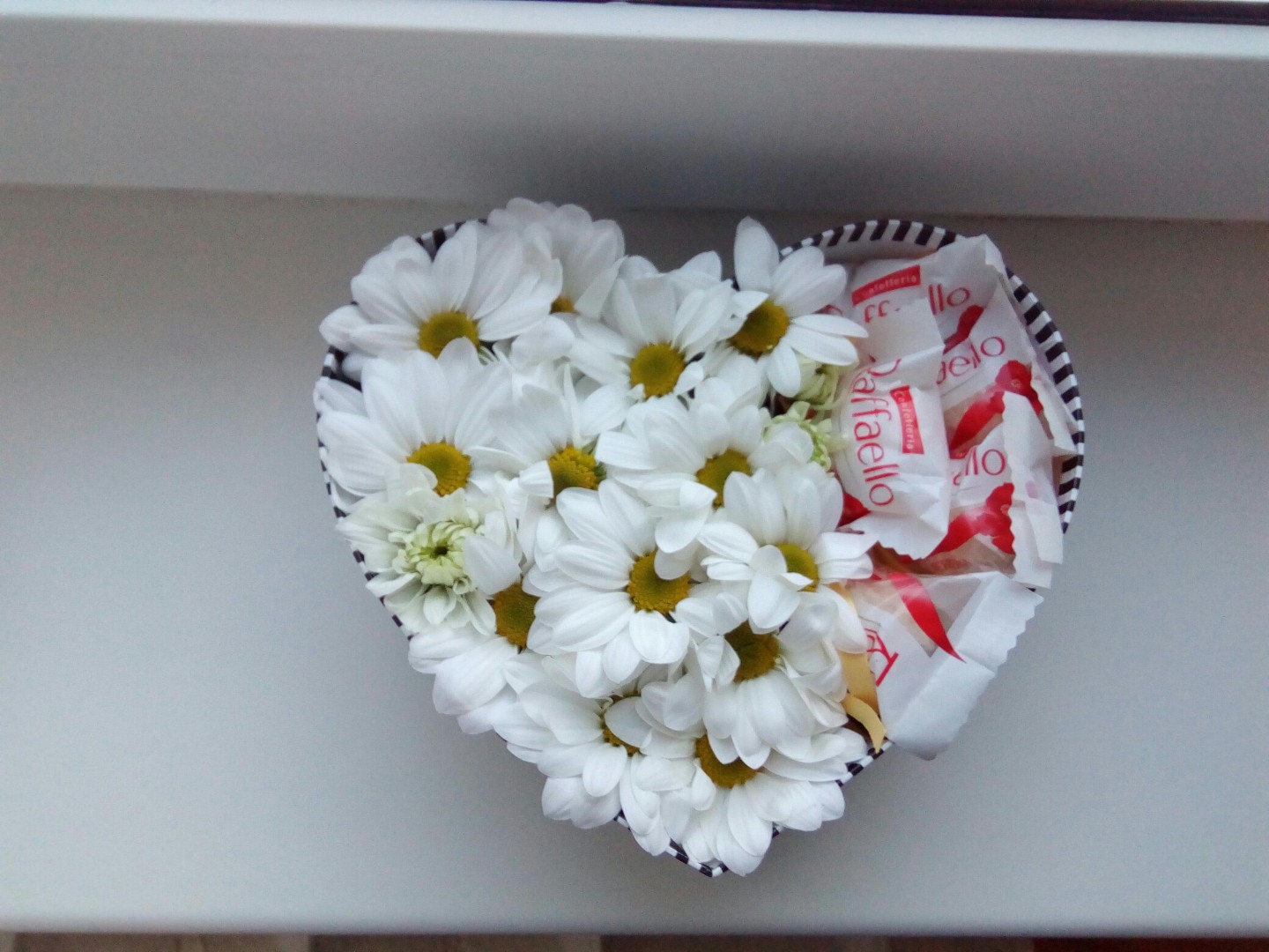 Подарок верности. Букет с Рафаэлло и хризантемами. Букет ромашек. Цветы и Рафаэлло в коробке. Букет с Рафаэлло и цветами.